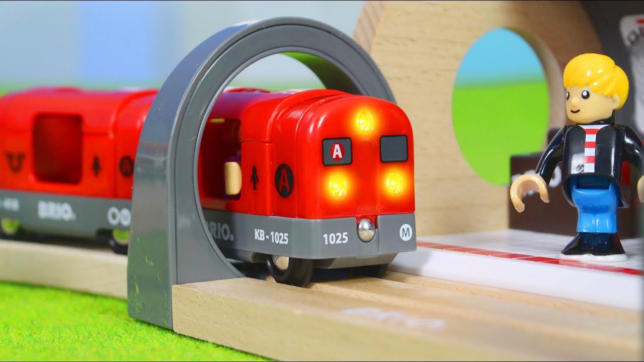 BRIO Zug im Metro Tunnel & Feuerwehrmann + Polizei Züge | Holz Spielsachen  für Kinder deutsch - YouTube