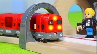 BRIO Zug im Metro Tunnel & Feuerwehrmann + Polizei Züge | Holz Spielsachen für Kinder deutsch screenshot 2