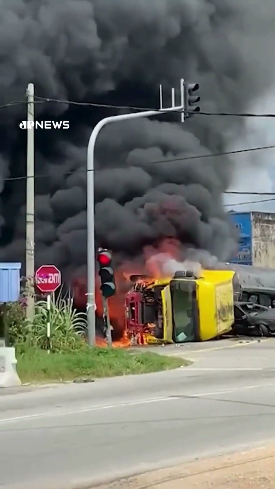 Caminhão-tanque tomba, pega fogo e deixa três mortos na Malásia #shorts