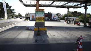 Pénuries de carburant : la CGT reconduit la grève chez TotalEnergies • FRANCE 24