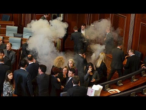Kosova Meclisi'nde Biber Gazı Gerginliği
