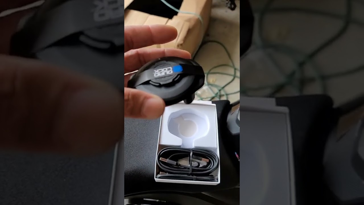 QUAD LOCK WEATHERPROOF WIRELESS CHARGER & VIBRATION DAMPENER ON