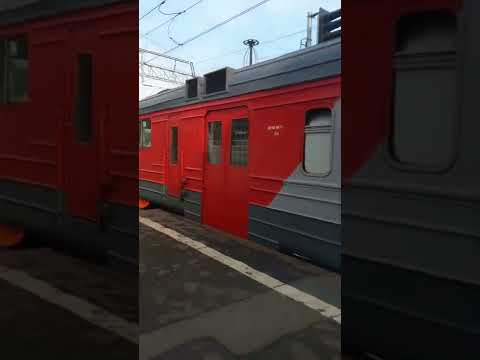 Электропоезд 'ЭД4М-0358' прибывает