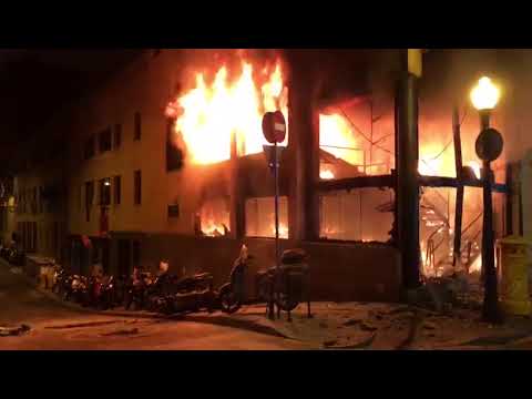 Espectacular incendio en un inmueble de Barcelona