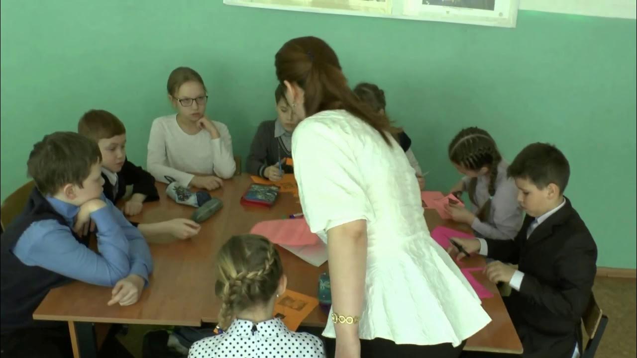 Фрагмент урока это. Урок математики 3 класс фото. Фото с урока математики в школе. Урок в школе. Маленький класс против старшего класса.