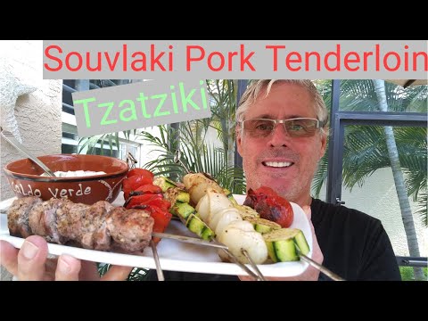 فيديو: سوفلاكي لحم الخنزير مع صلصة تزاتزيكي