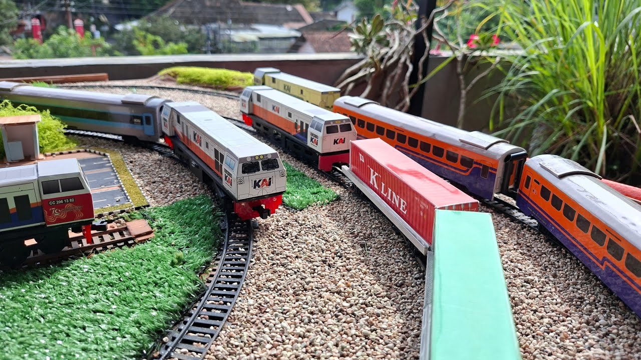 Поезд Маджапахит пересекается с контейнерным поездом.