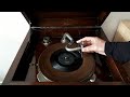 Can you play a vinyl record on a windup crank gramophone