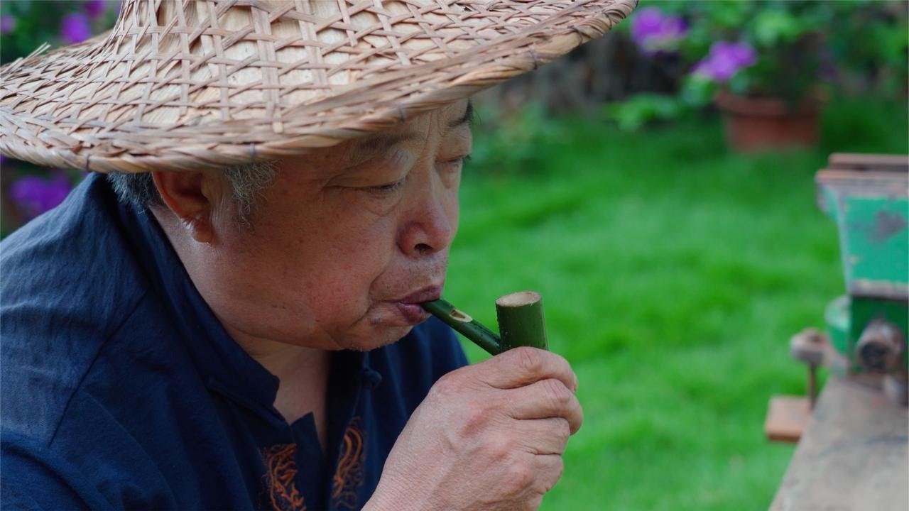 Дедушка Аму издал три бамбуковых свиста и издал разные звуки. Мне они очень нравятся.