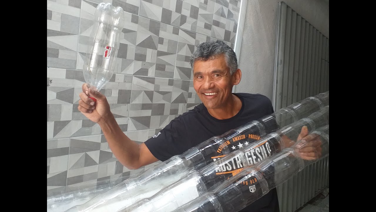 Cobertura transparente com garrafas usadas