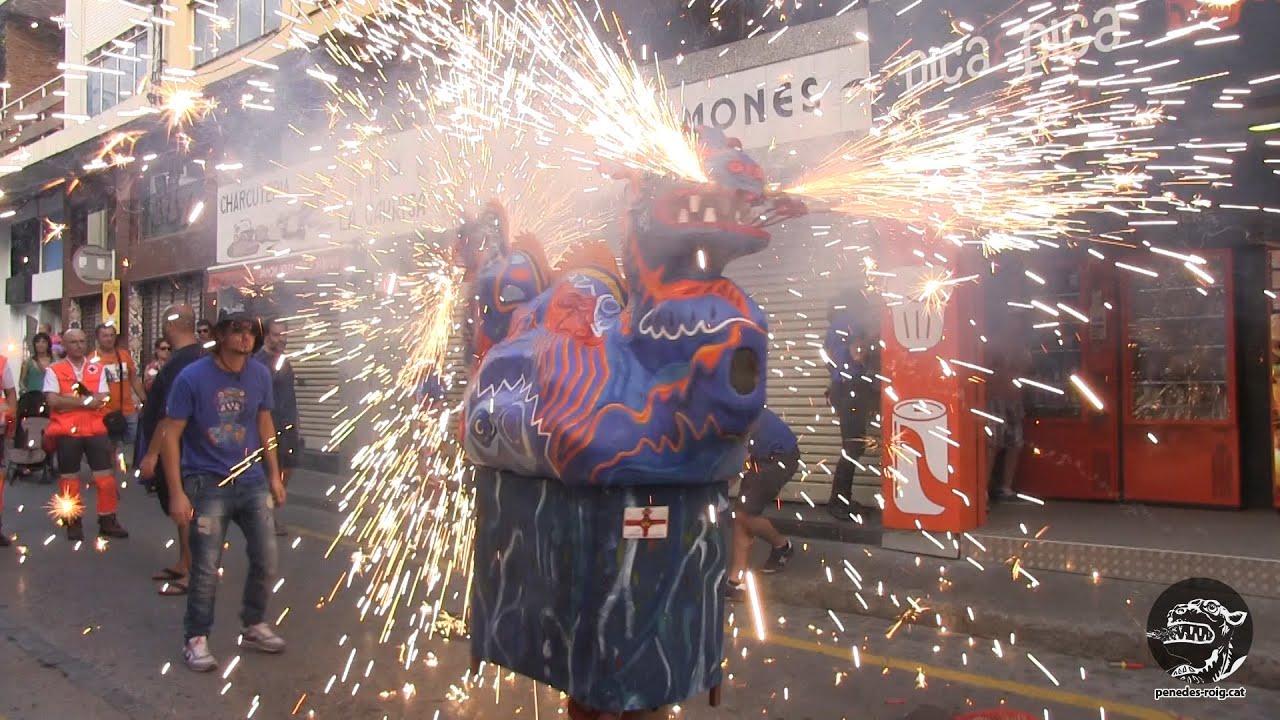 Santa Tecla Sitges 2014 - 04 - Cercavila de dracs i àligues infantils