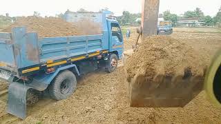 ทำงานแข็งกับฝนกันครับมาลุ้นกันครับจะรอดไหมวันนี้ #Excavator working against the rain ຂູດດິນໃນລະດູຝົນ