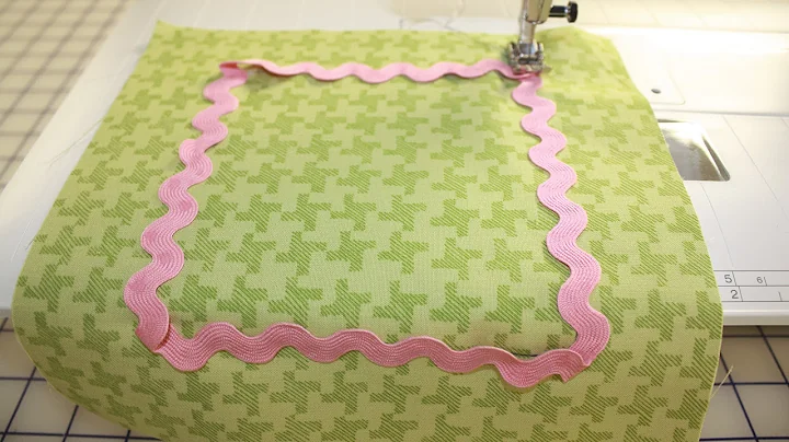 How to Sew Ric Rac to a Quilt or Fabric by Jill Fi...