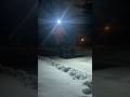 Solení chodníku hrubou posypovou solí po úklidu sněhu radlicí #snih #led #zima #sul #posyp #winter