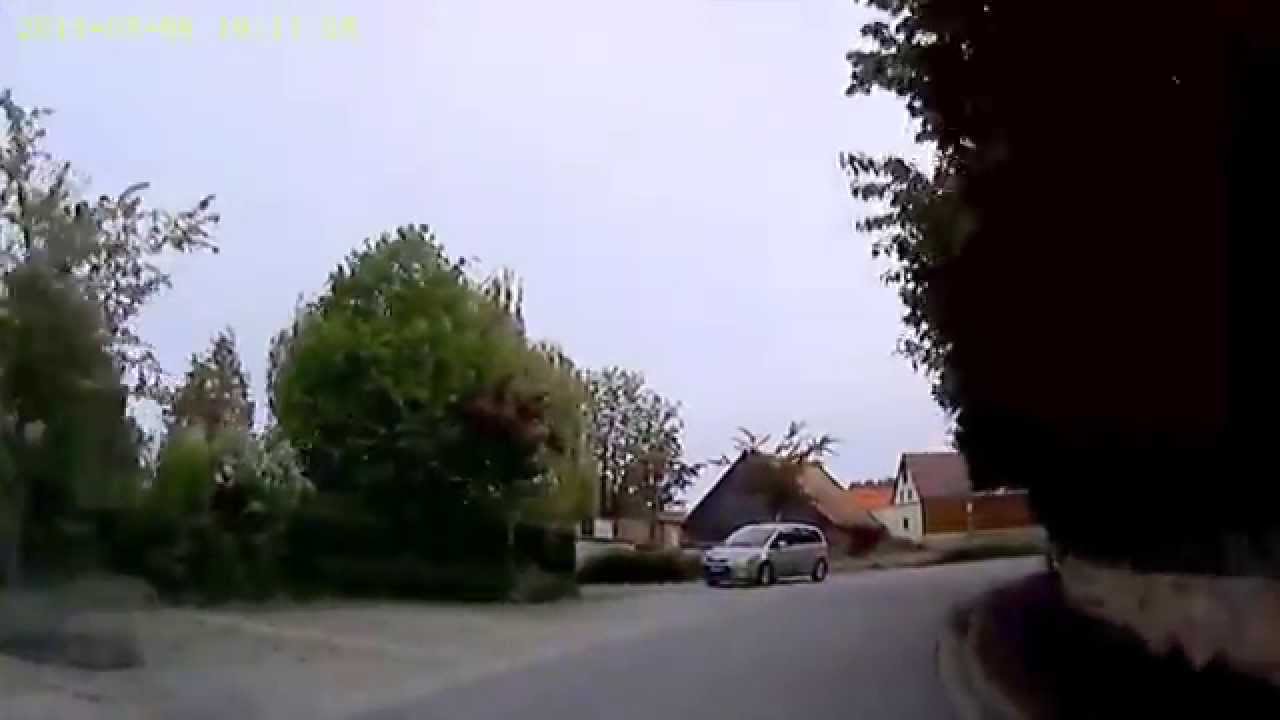 D: Benk. Gemeinde Bindlach. Landkreis Bayreuth. Ortsdurchfahrt. Mai 2014