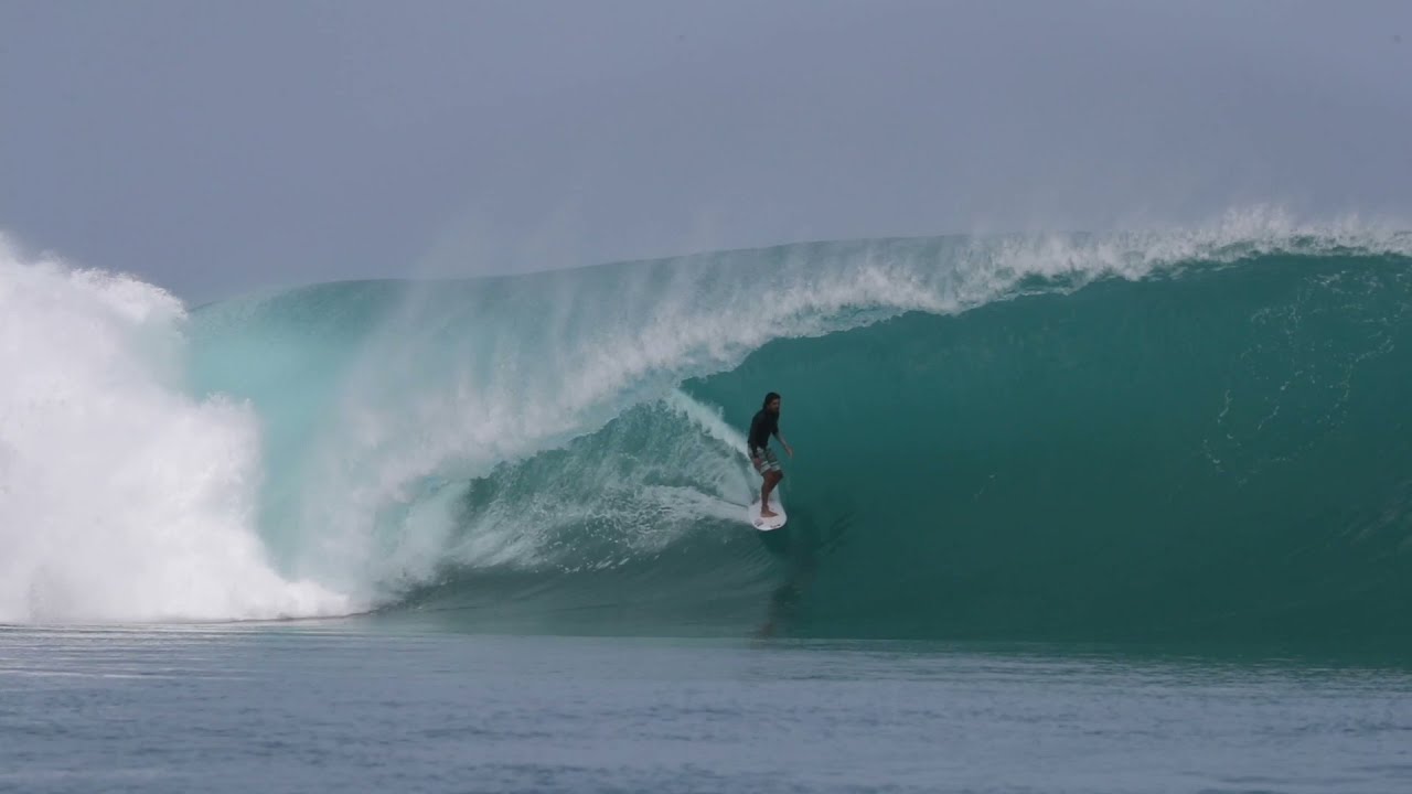 Gabriel Pastori em swell épico nas Mentawai 2021