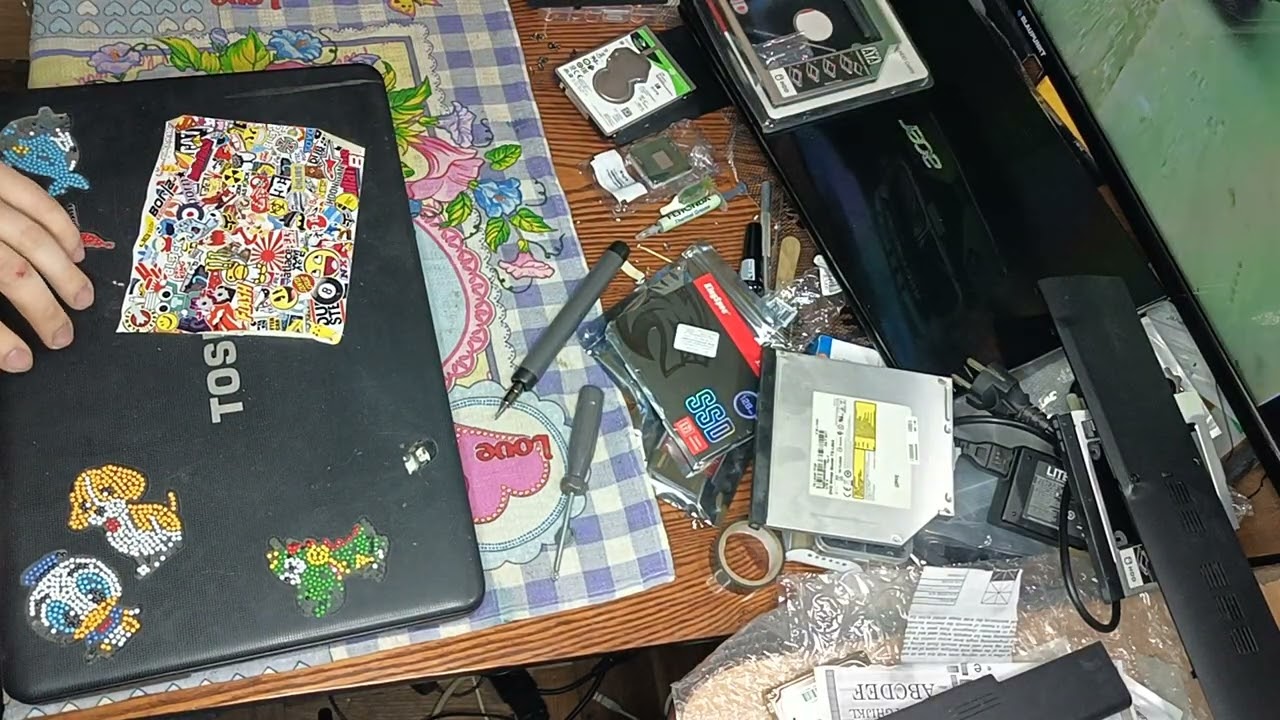 Разборка ноутбука Toshiba Satellite C670-13D для апгрейда, чистки от пыли и замены термопасты и др