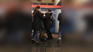 Драка в метро. Женщины не поделили место