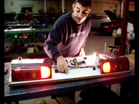 Video: ¿Cómo se conecta un convertidor de luz trasera?
