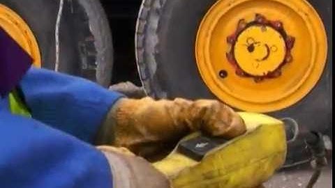 Ainscough Training Services - De-Rigging The Fly Jib.