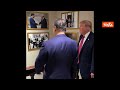 Trump mostra a Xi Jinping la loro foto insieme: Abbiamo grande rispetto per Lei