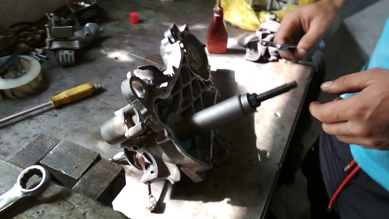 как заменить сальник коленвала на мопеде - YouTube