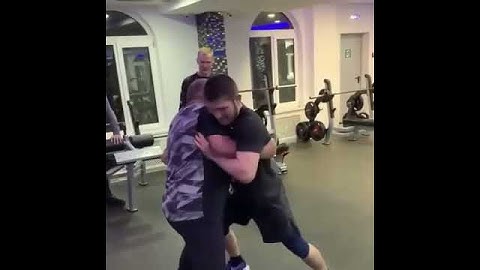 أب يهزم أبن حبيب نورمحمدوف يصارع والده