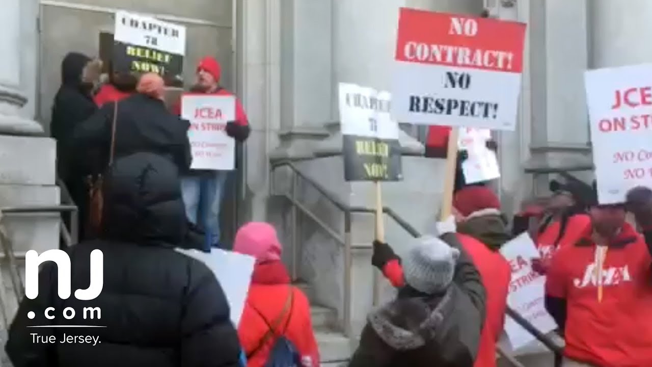 Striking teachers block substitutes from entering school