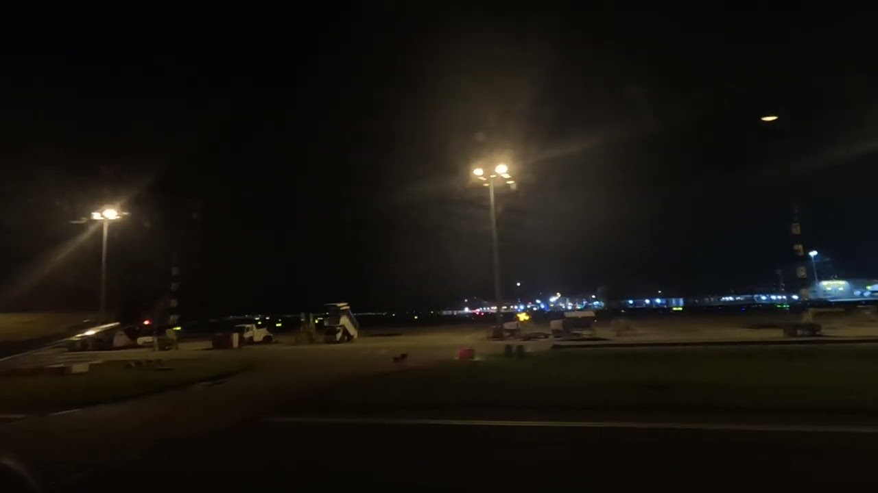 Singapore Airlines B737-8 SQ929 Landing in Singapore