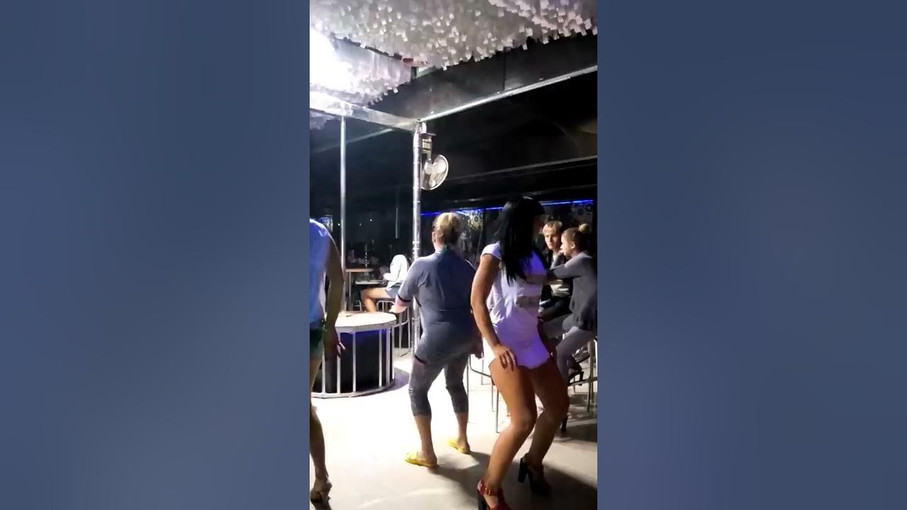 девушка фотограф. случайно снятое видео девушек. красивые девушки подглядывание. девушки светят. заглянул под платье.