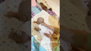 Tutorial membalikan badan bayi saat tummy time