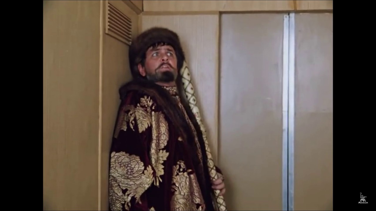 Крест животворящий делает