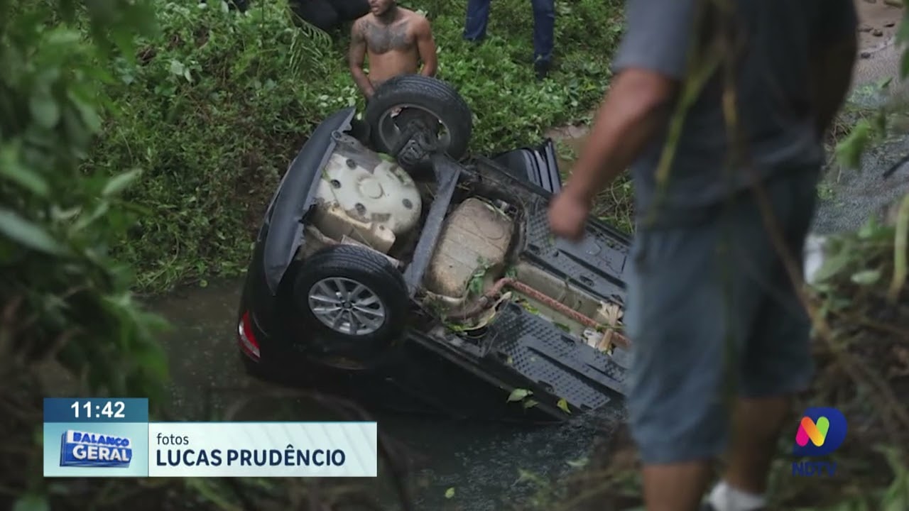 Acidente de trânsito: carro cai no Ribeirão Garcia, em Blumenau
