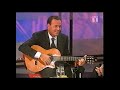 Julio Iglesias recordando la vida sigue igual con la guitarra