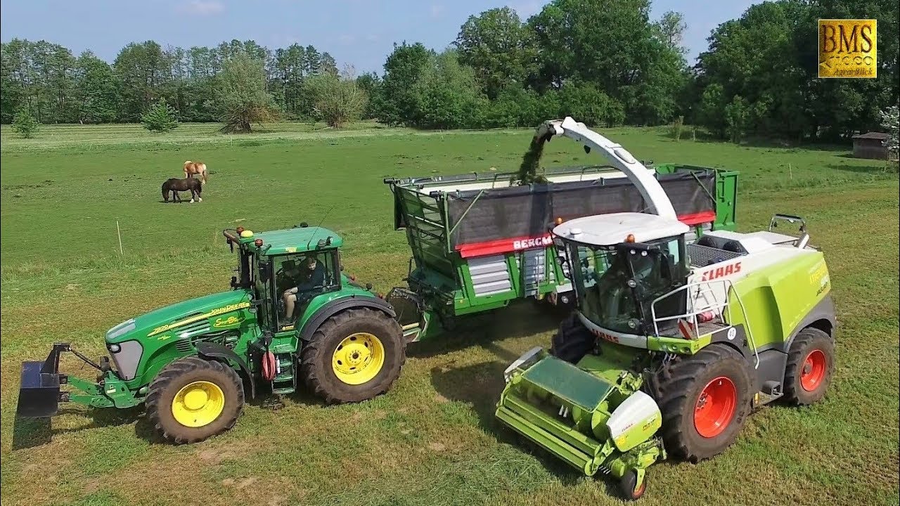 Maishäckseln Lohnunternehmen der Landwirtschaft Biogasanlage Farming corn harvest Traktor Maisernte