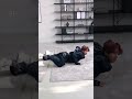 [#개디스비하인드] 촬영장을 활보하는 도마뱀 한 마리 (너무 무서워)