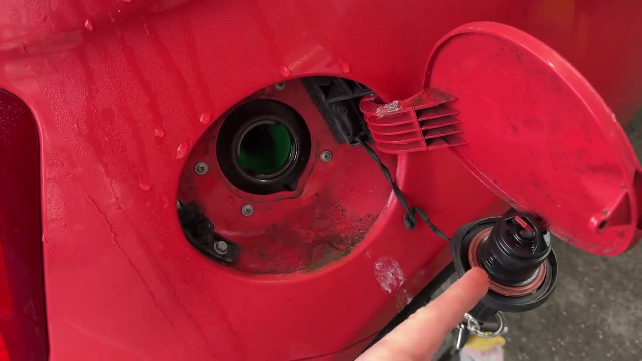 How to refuel your Fiat 500 with gas - How to get E10 (Common ethanol fuel mixtures) petrol Fiat 500