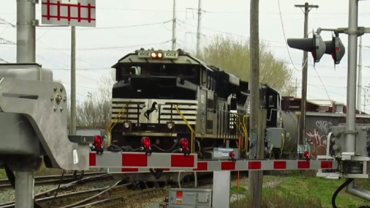 Norfolk Southern Train At Montreal Level Crossing 5 7 Youtube Norfolk Southern Train At Montreal Level Crossing 5 7 Youtube