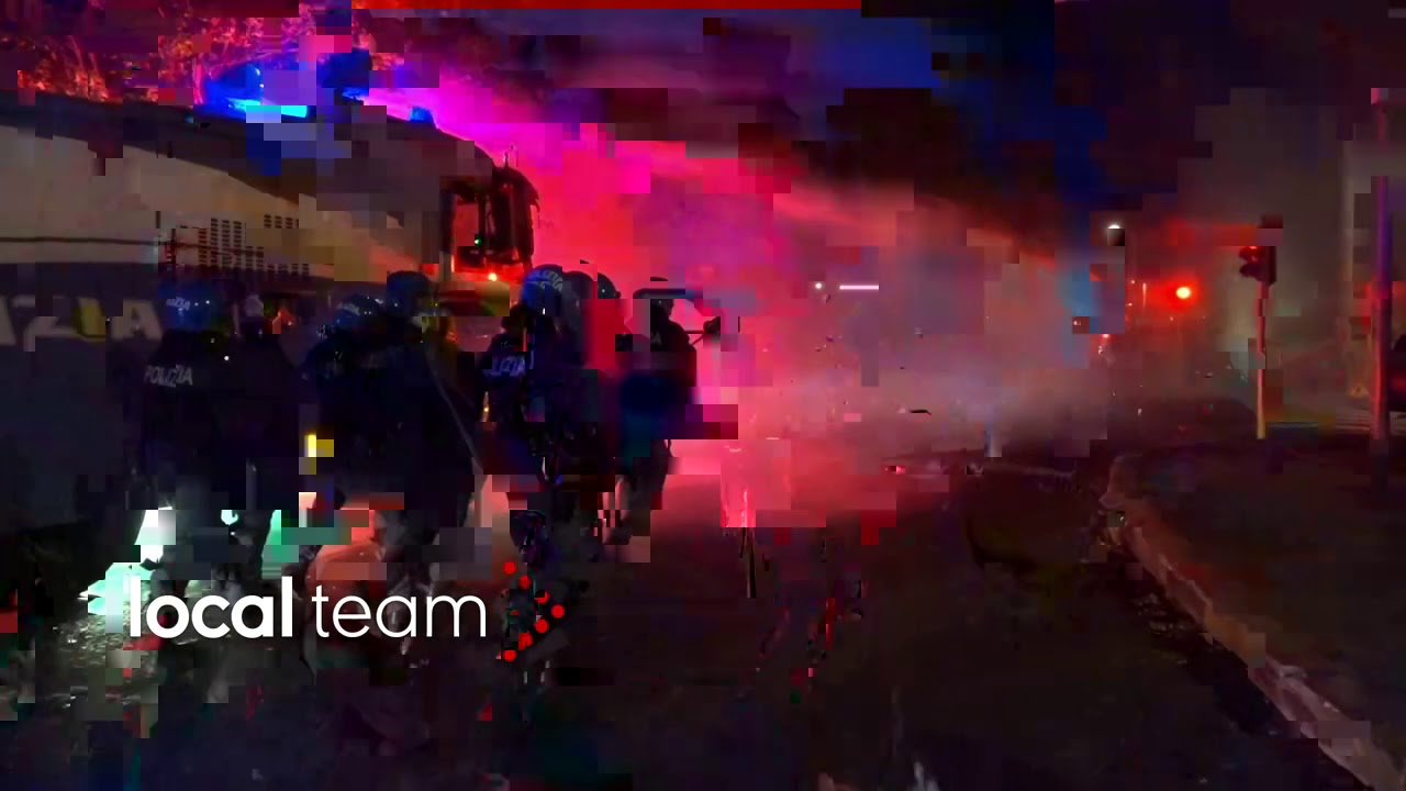 Roma, proseguono gli scontri: idrante polizia insegue manifestanti