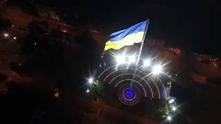 Флаг Украины в Днепре на флагштоке 72 м ночью с подсветкой.