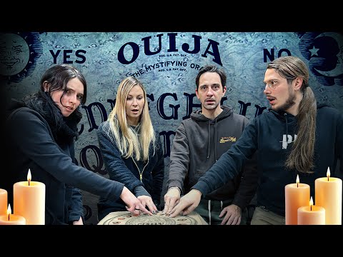 Abbiamo fatto una tavola Ouija di fine anno: quello che è uscito è inquietante