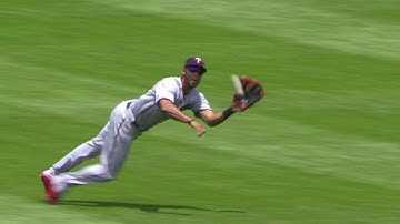 MIN@KC: Hicks makes diving catch to rob Escobar