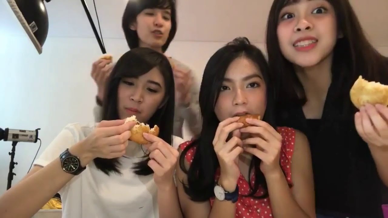 review jajanan khas Indonesia ala shani JKT48, gracia JKT48, anin JKT48