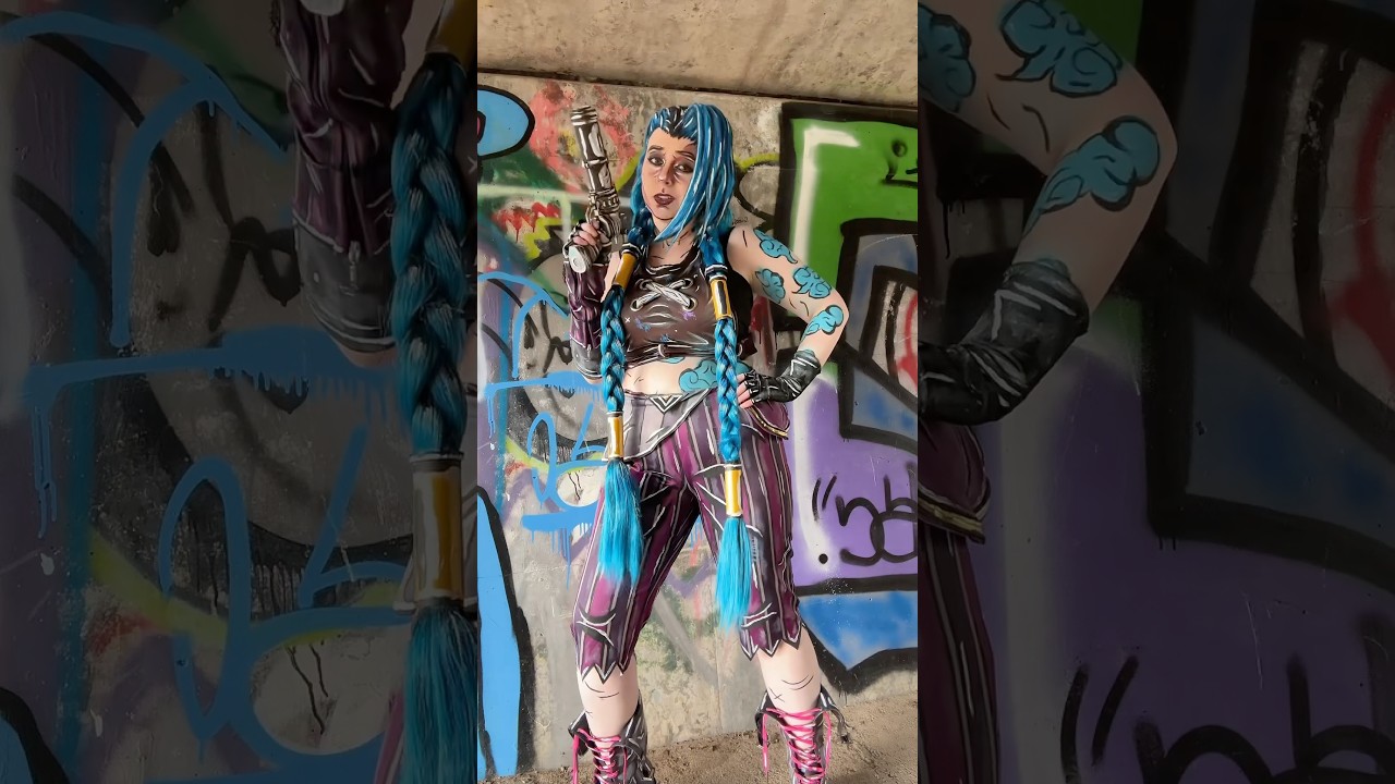 Cheeky Jinx 🫢 #jinx #jinxcosplay #jinxedit #arcane #arcanecosplay #leagueoflegends #netflix #meme