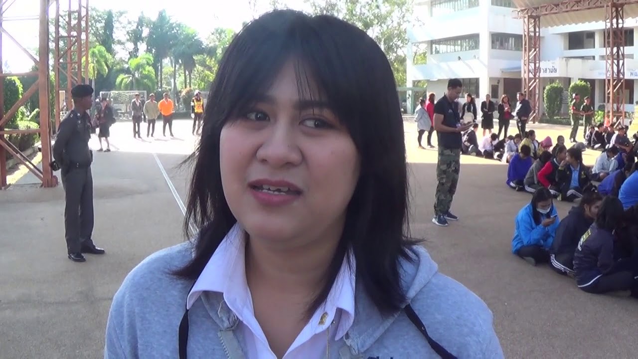 อ่างทอง นักศึกษาวิทยาลัยการอาชีพโพธิ์ทองกว่า 300 คน ถือป้ายประท้วงขับไล่ ผู้อำนวยการ ชอบใช้อารมณ์ที่