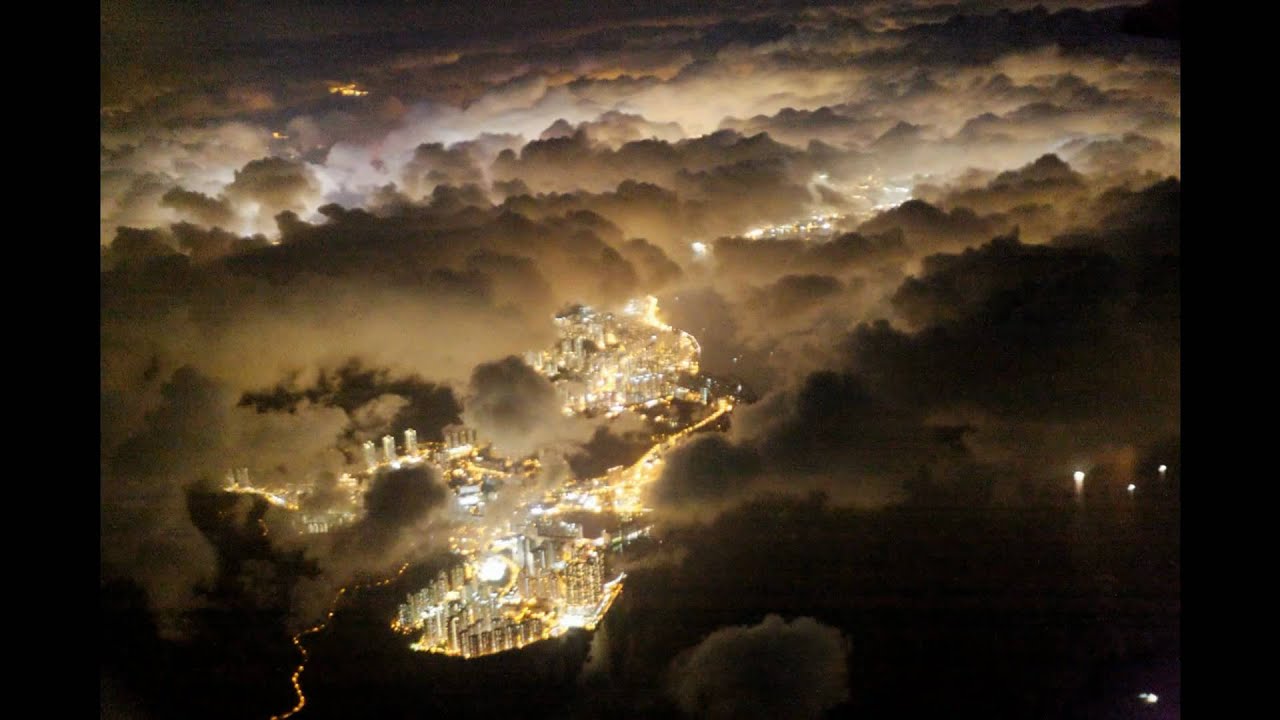 Освещенного снизу. Ночные облака. Облачность ночью. Самолет ночь облака. Вид с самолета ночью в облаках.