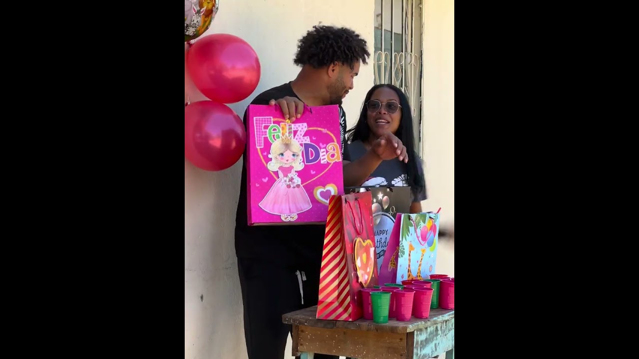 Rechazo el regalo de su mejor amigo porque era una bolsa pequeña y se lleva una gran sorpresa