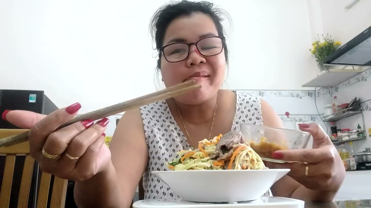 Gỏi bò trộn với xoài ăn cùng mắm nêm chua ngọt