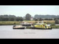 Bootje loopt op de klippen langs de IJssel