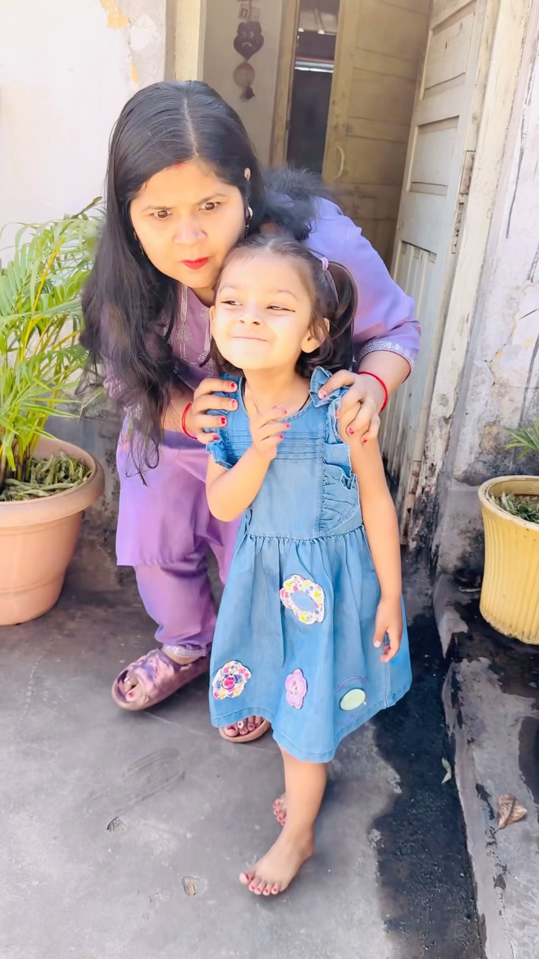 Tooktook mummy chupke se kha ja rhi?